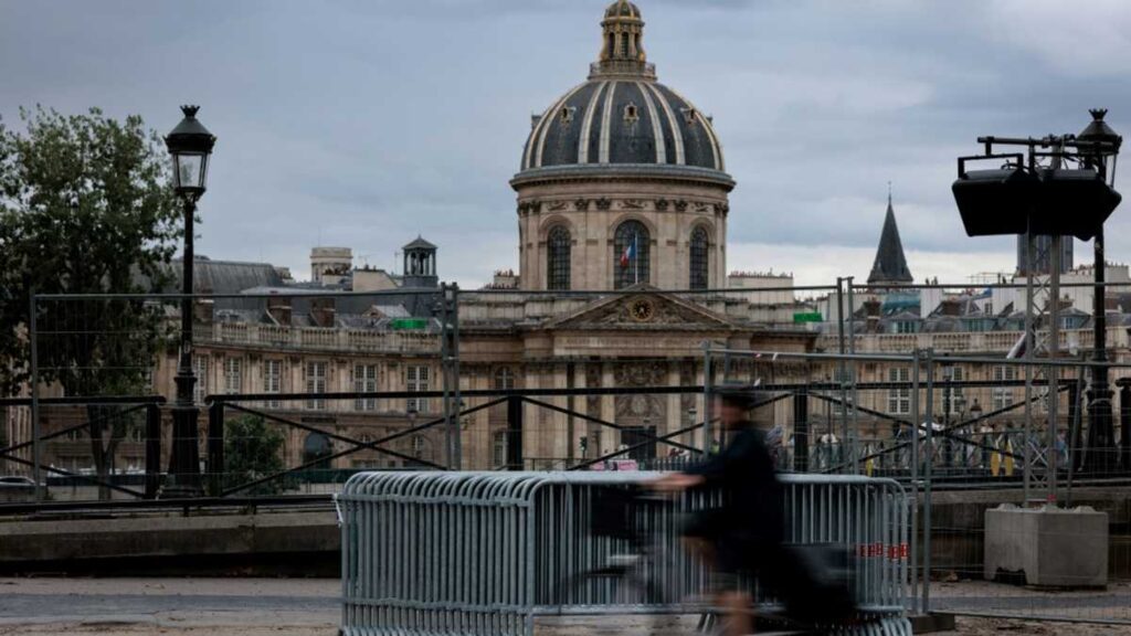 Shops, Restaurants In Paris Say The Olympics Are Pounding