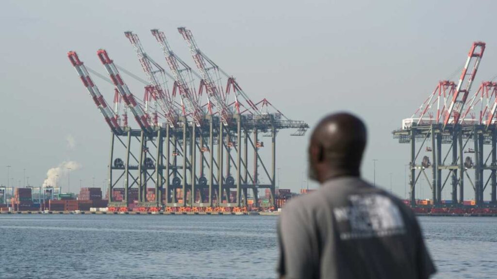 Us Dock Workers Return To Ports After Three Day Strike